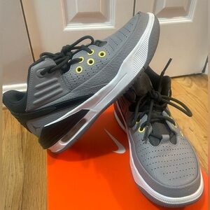 Jordan Max Aura 5 (Boys size 4 1/2)